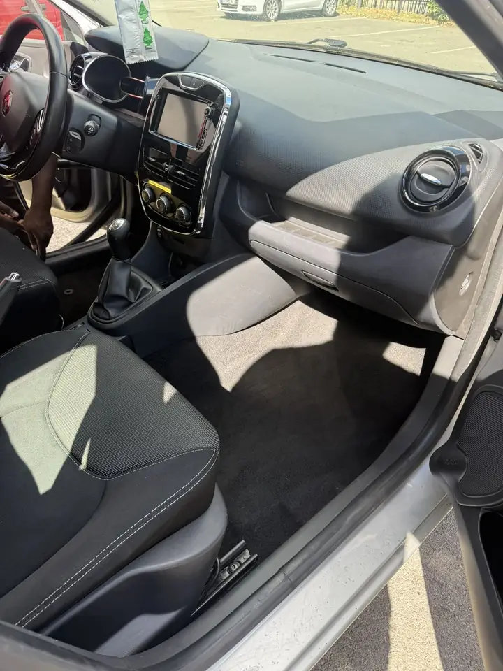Habitacle de la même voiture après nettoyage