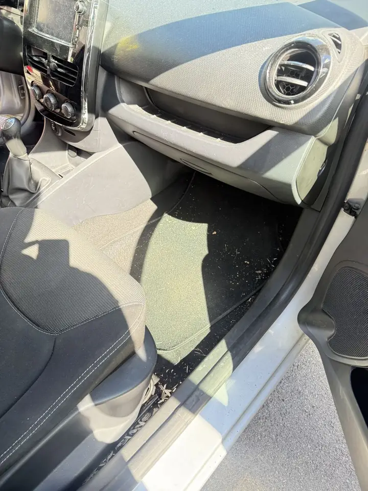 Habitacle d'une voiture avant nettoyage